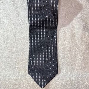 BACHRACH STEEL GRAY MENS SILK NECK TIE SILVER & CHARCOAL ELONGATING PATTERN